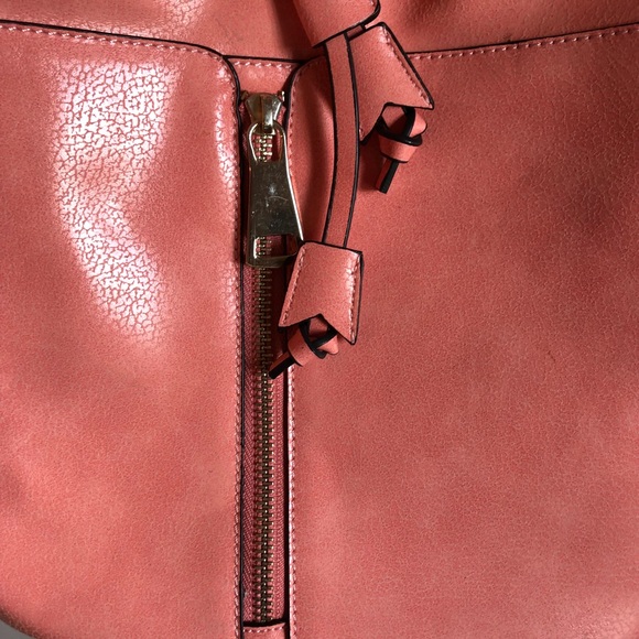 Crossbody adjustable strap. - Picture 2 of 7